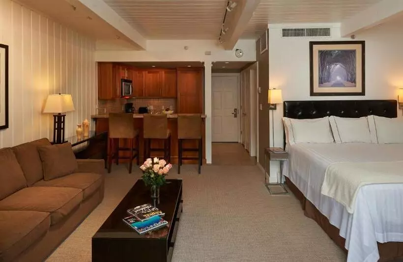 استودیوی استاندارد, Aspen Square Condominium