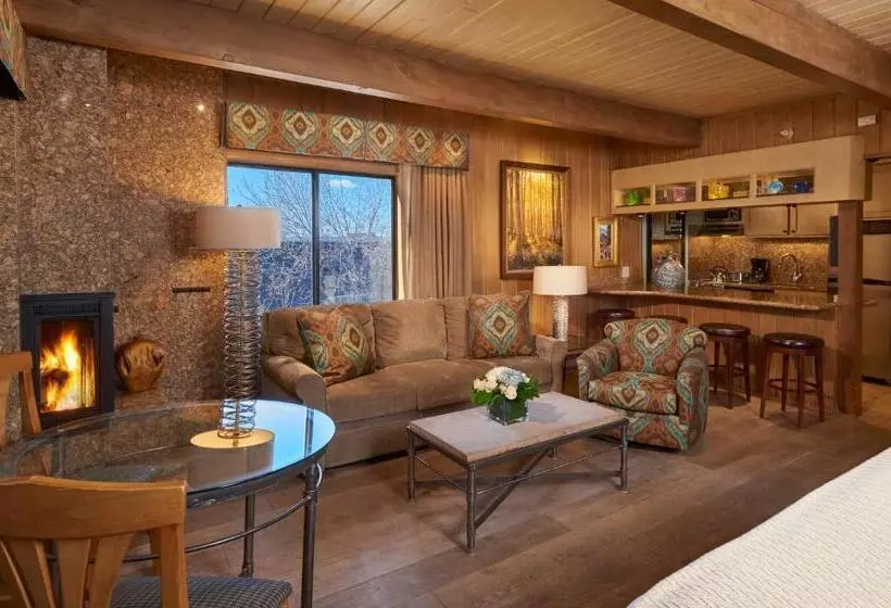 استودیوی استاندارد, Aspen Square Condominium
