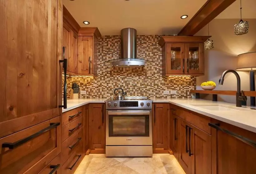 استودیوی استاندارد, Aspen Square Condominium
