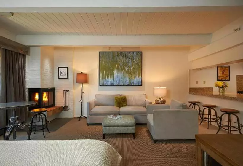 استودیوی استاندارد, Aspen Square Condominium