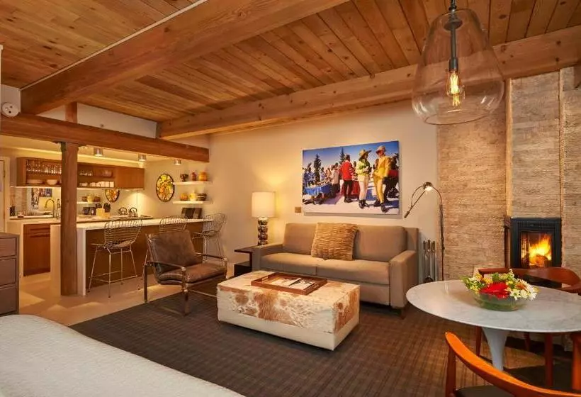 استودیوی استاندارد, Aspen Square Condominium
