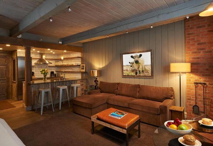 スタンダードスタジオ, Aspen Square Condominium