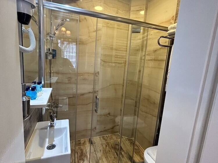 اتاق استاندارد سه نفره, Bakirkoy Tashan Business & Airport