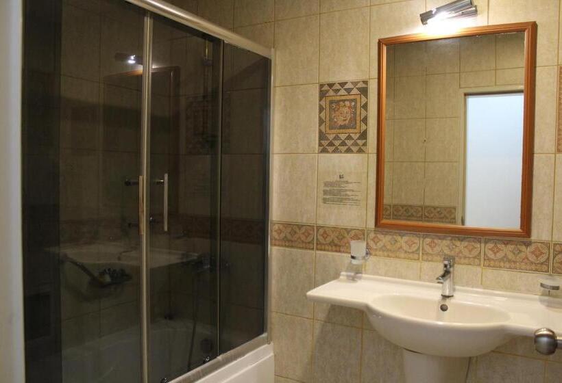 سوئیت جونیور با چشمانداز باغ, Balcova Thermal