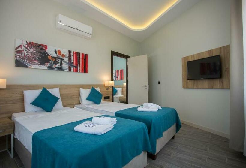 חדר משפחתי, Marti Prime Beach