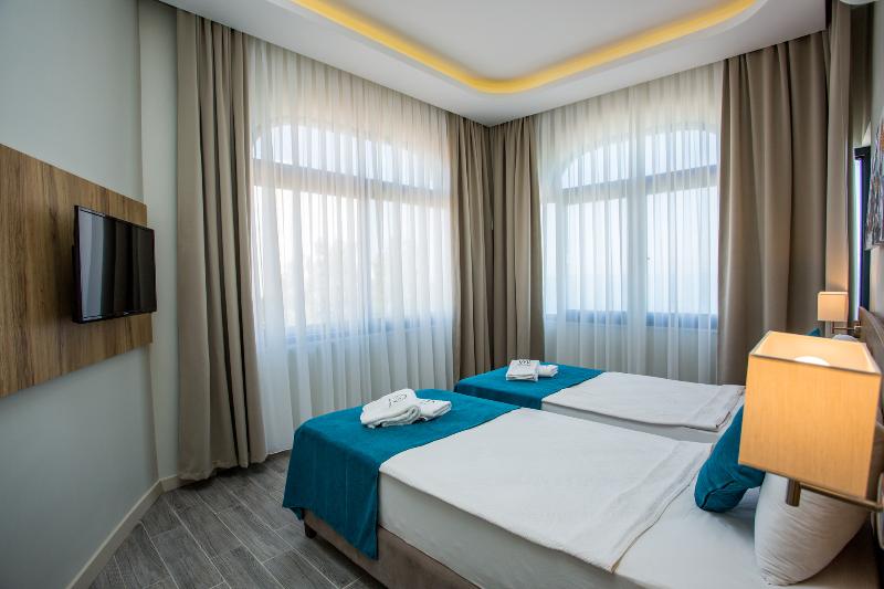 חדר משפחתי, Marti Prime Beach