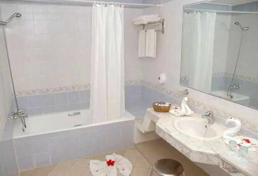 اتاق خانوادگی با چشم‌انداز دریا, Riadh Palms Resort & Spa