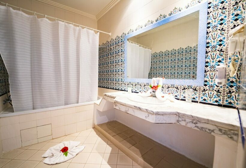 اتاق خانوادگی با چشم‌انداز دریا, Riadh Palms Resort & Spa