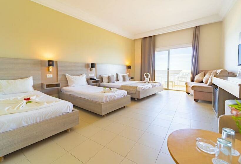 اتاق خانوادگی با چشم‌انداز دریا, Riadh Palms Resort & Spa