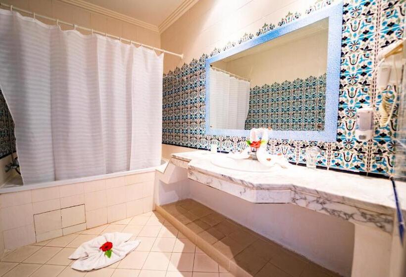 اتاق خانوادگی با چشم‌انداز دریا, Riadh Palms Resort & Spa