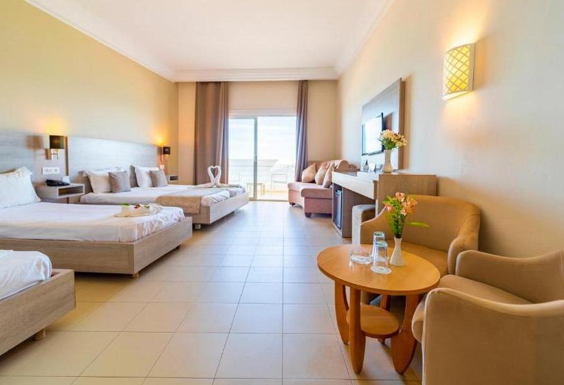 اتاق خانوادگی با چشمانداز دریا, Riadh Palms Resort & Spa