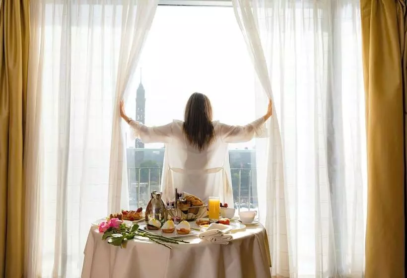 اتاق لوکس با چشم‌انداز, The Nile Ritz Carlton
