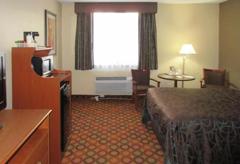 اتاق استاندارد با چشمانداز استخر, Clarion Inn