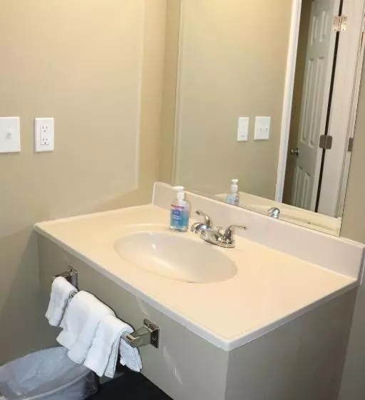 キングサイズベッドのスタンダードルーム, Deluxe Inn Miami Ok