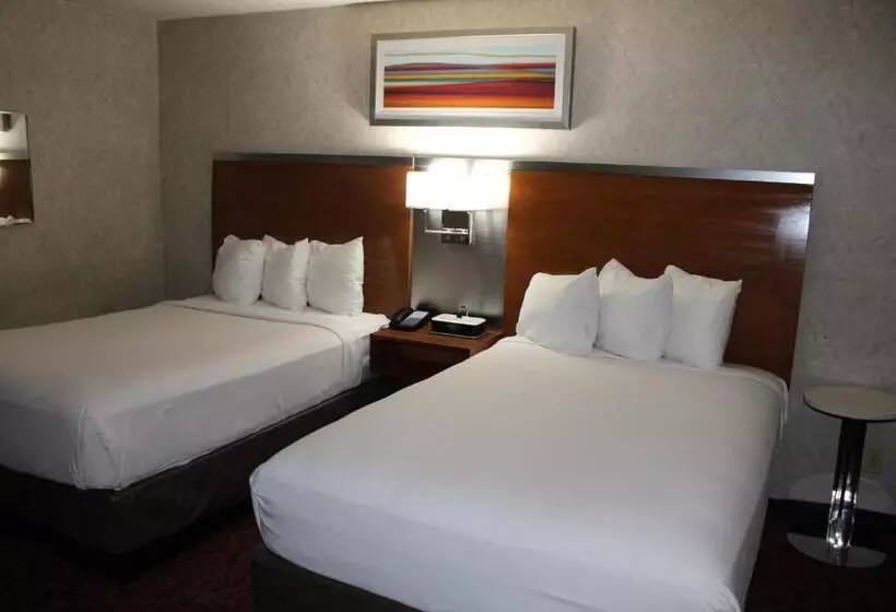 اتاق استاندارد با چشمانداز استخر, Clarion Hotel Bakersfield North