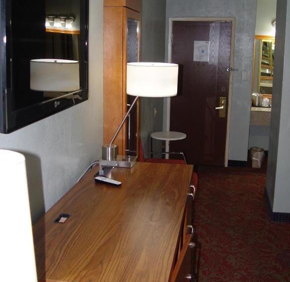 스탠다드 룸 풀장 전망, Clarion Hotel Bakersfield North