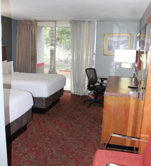 스탠다드 룸 풀장 전망, Clarion Hotel Bakersfield North