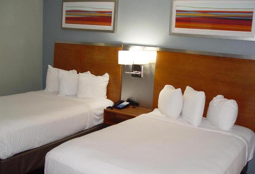 חדר סטנדרט נוף לבריכה, Clarion Hotel Bakersfield North