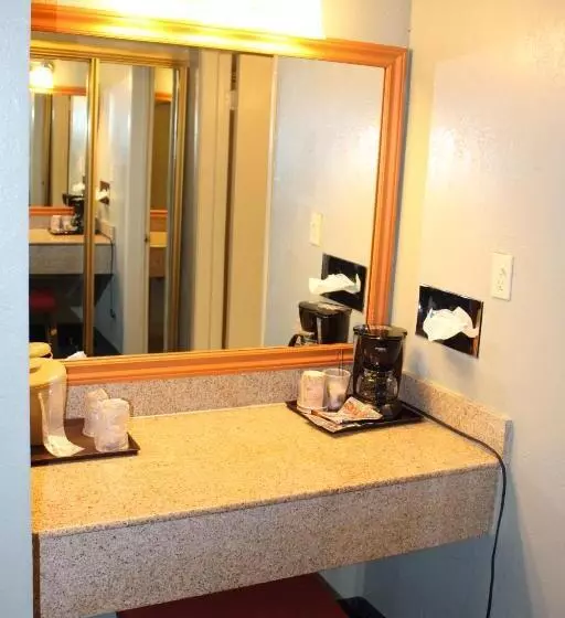 اتاق استاندارد با تخت بزرگ, Clarion Hotel Bakersfield North