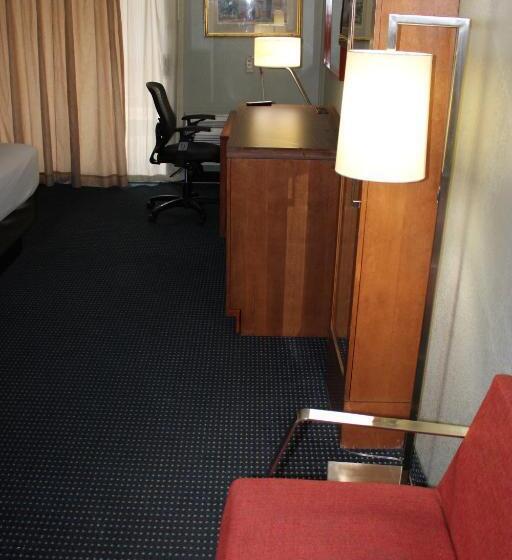 חדר סטנדרט עם מיטת קינג, Clarion Hotel Bakersfield North