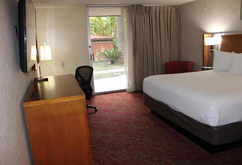 חדר סטנדרט עם מיטת קינג, Clarion Hotel Bakersfield North