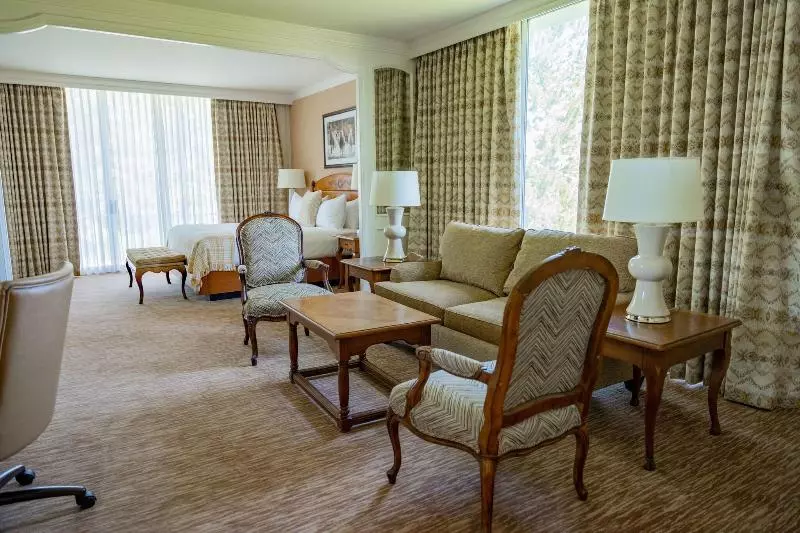 キングサイズベッドのスタンダードルーム, Little America Hotel & Resort Cheyenne