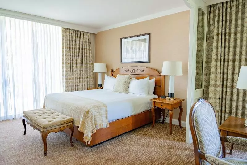 キングサイズベッドのスタンダードルーム, Little America Hotel & Resort Cheyenne