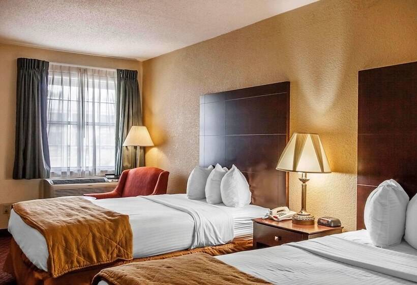带2个双人床的标准工作室, Quality Inn & Suites