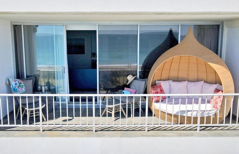 جناح مطلّ علي البحر, Trailborn Surf & Sound