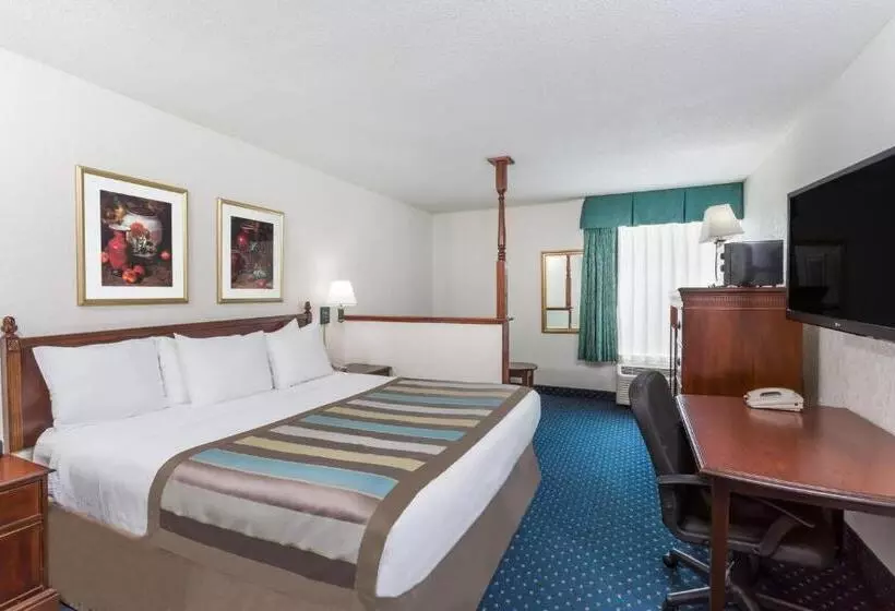 Deluxe Suite King Bed, Baymont By Wyndham Greensboro/coliseum