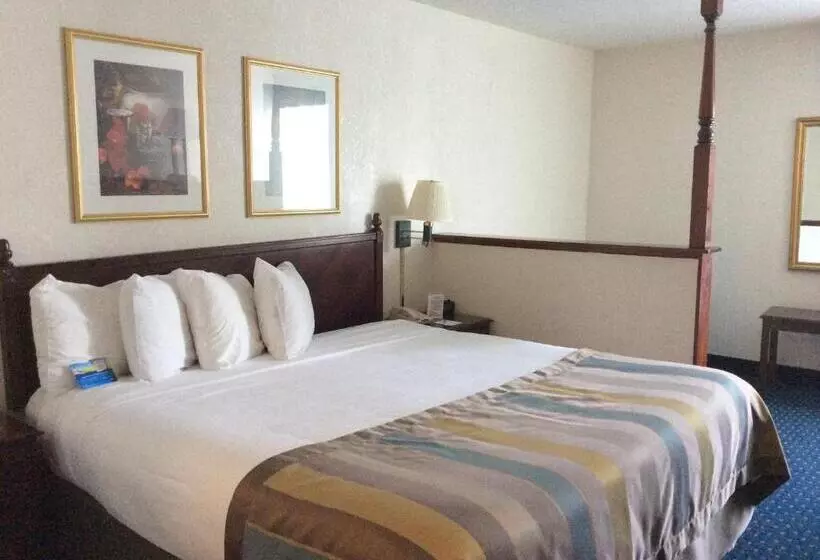 Deluxe Suite King Bed, Baymont By Wyndham Greensboro/coliseum
