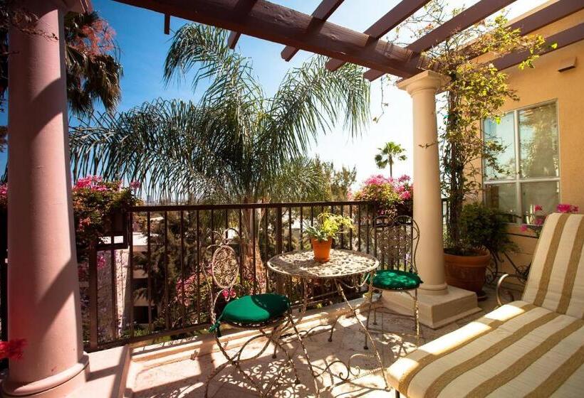 מיטת קינג בסוויטה, Best Western Plus Sunset Plaza