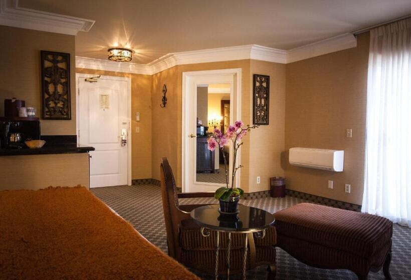 מיטת קינג בסוויטה, Best Western Plus Sunset Plaza