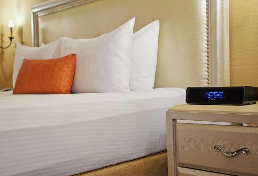 מיטת קינג בסוויטה, Best Western Plus Sunset Plaza