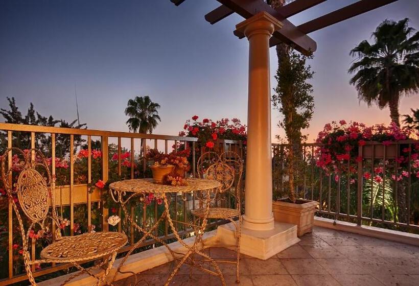 מיטת קינג בסוויטה, Best Western Plus Sunset Plaza