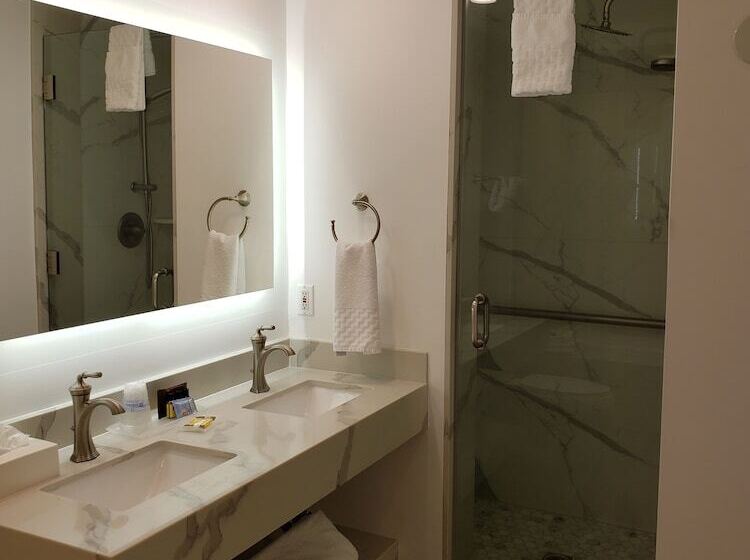 סוויטה עם ג'קוזי, Best Western Plus Sunset Plaza