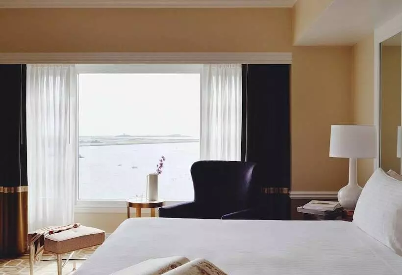 اتاق سوپریور با چشم‌انداز, Boston Harbor