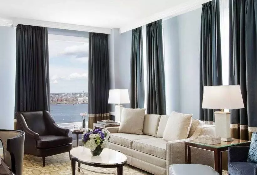 سوییت, Boston Harbor
