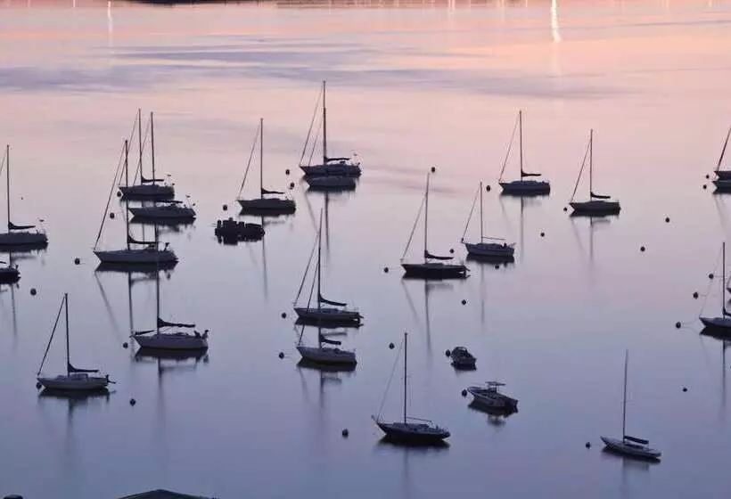 سوییت, Boston Harbor