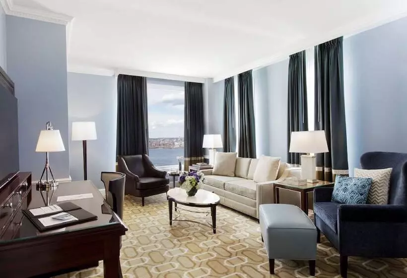 سوییت, Boston Harbor