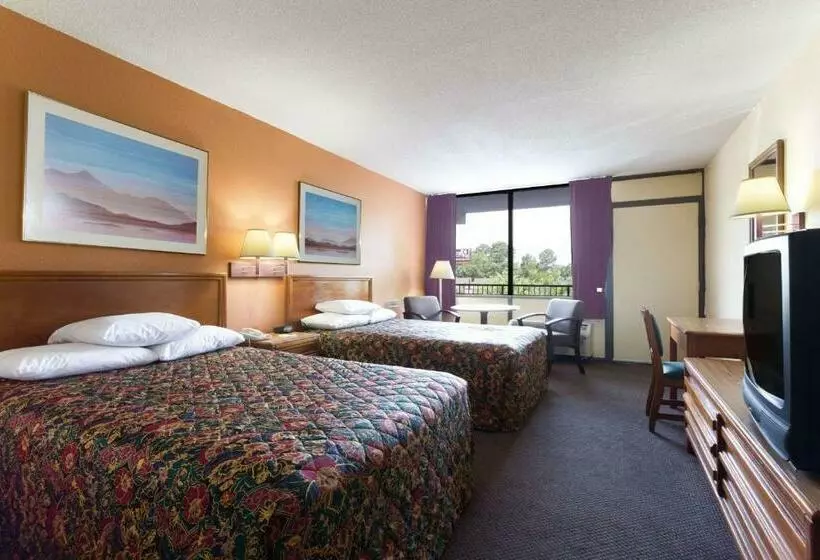 ２ダブルベッドのスタンダードルーム, Days Inn By Wyndham Raleigh South