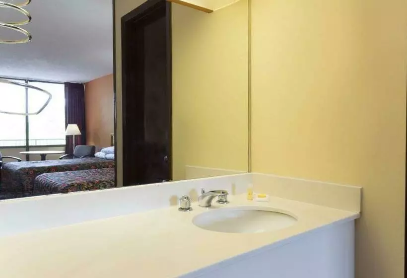 ２ダブルベッドのスタンダードルーム, Days Inn By Wyndham Raleigh South