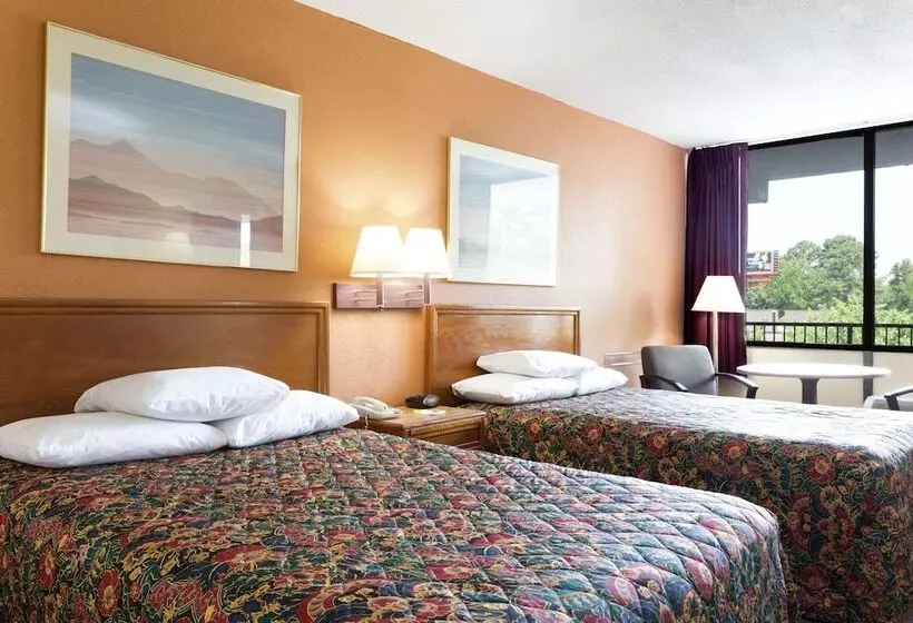 ２ダブルベッドのスタンダードルーム, Days Inn By Wyndham Raleigh South