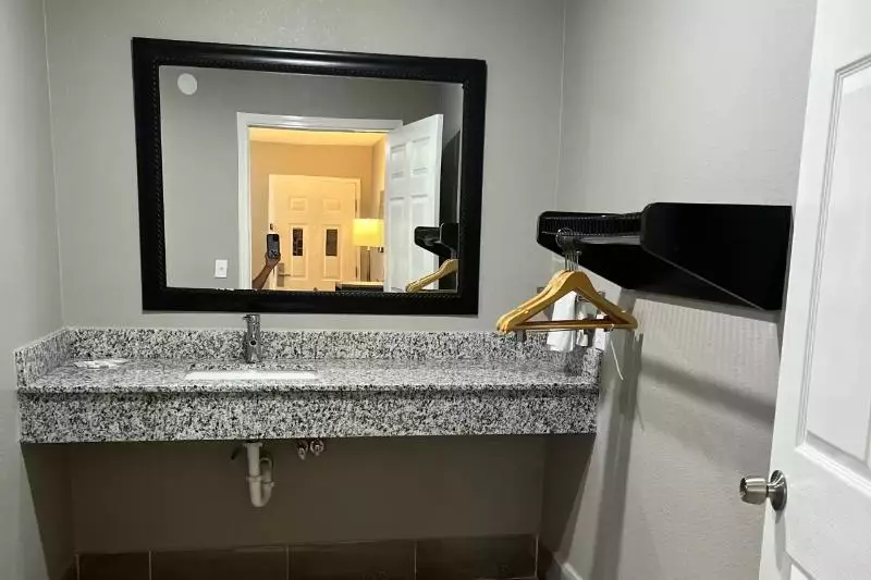 Standard-huone King-vuode, Econo Lodge Inn & Suites