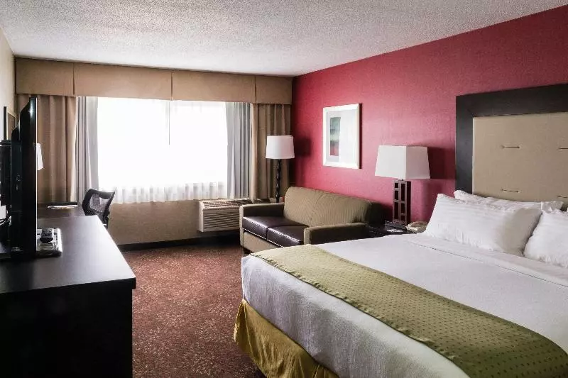 キングサイズベッドのスタンダードルーム, Holiday Inn Express Big Rapids, An Ihg