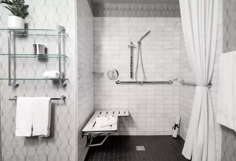 اتاق استاندارد با تخت بزرگ برای معلولان, The Allegro Royal Sonesta Hotel Chicago Loop