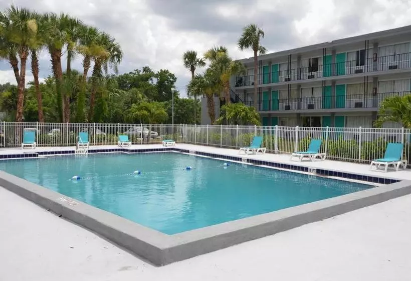 プールの見えるデラックスルーム, Altamonte Springs Hotel And Suites