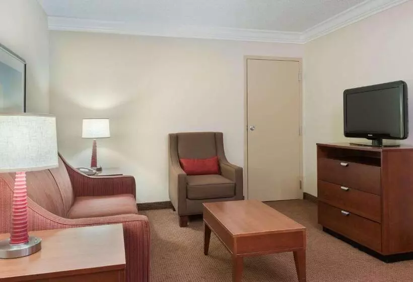 キングサイズベッドのスイートルーム, Comfort Inn Fayetteville West Near Fort Liberty