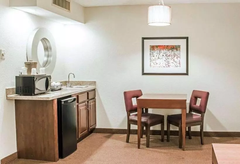 キングサイズベッドのスイートルーム, Comfort Inn Fayetteville West Near Fort Liberty