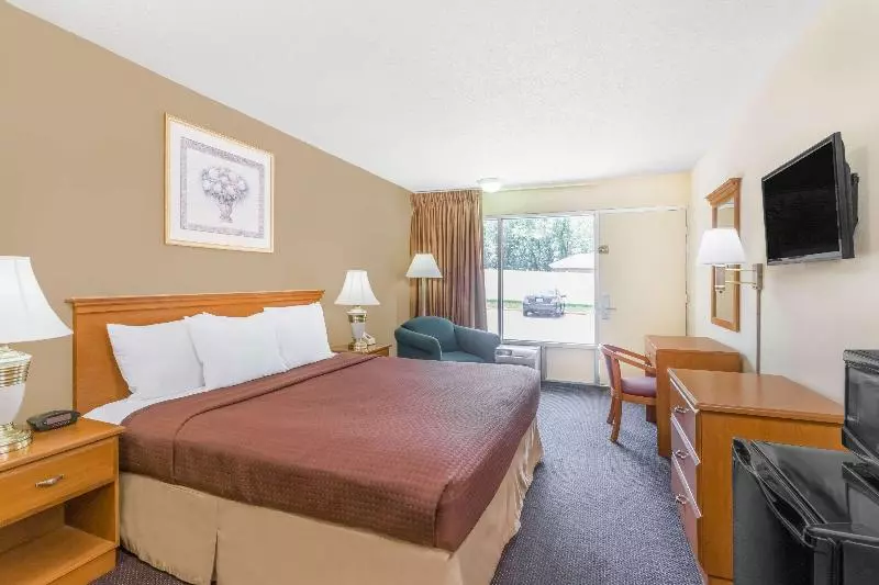 キングサイズベッドのスタンダードルーム, Days Inn By Wyndham Christiansburg